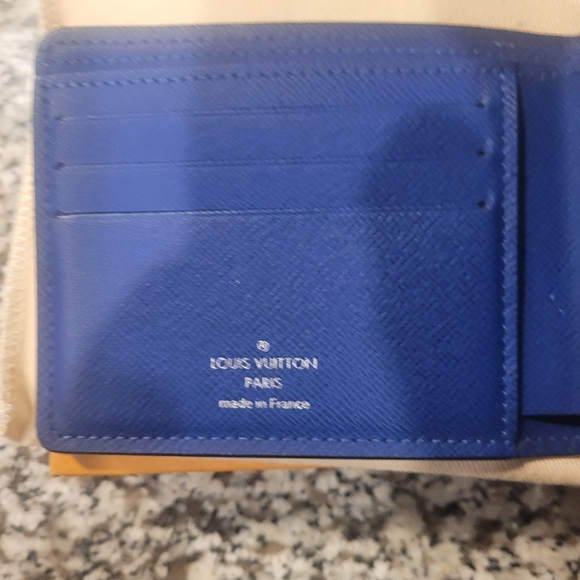 LOUIS VUITTON Taiga Portefeuille-Multiple Bill Compartment Folded wallet - Picture 4 of 8